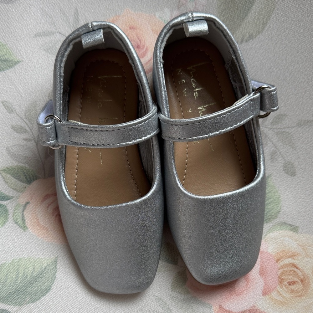 NWOT Nicole Miller Silver shoes size 5